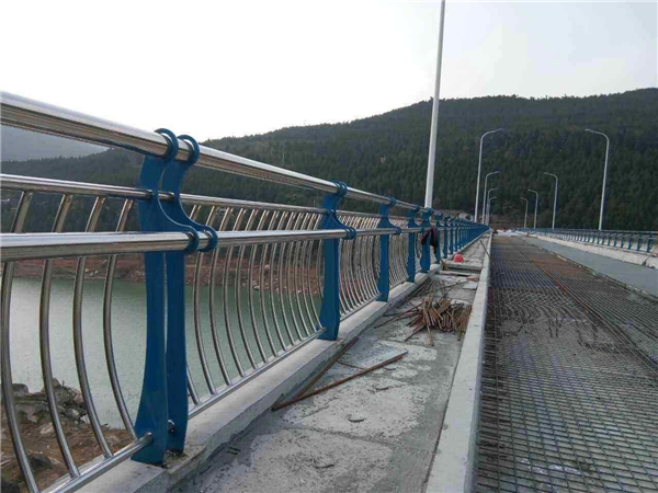 河东不锈钢桥梁护栏的特点及其在桥梁安全中的重要作用