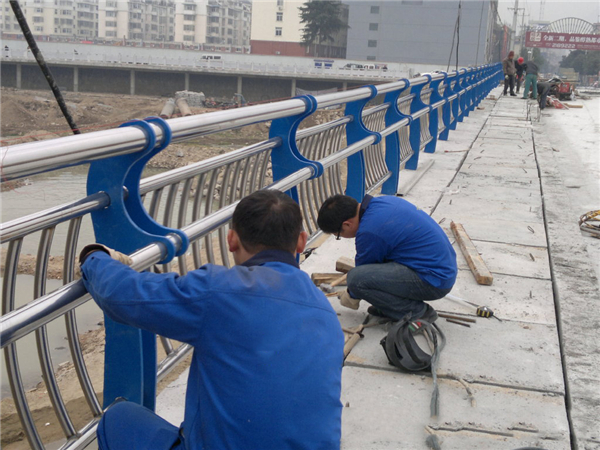 河东不锈钢河道护栏的特性及其在城市景观中的应用
