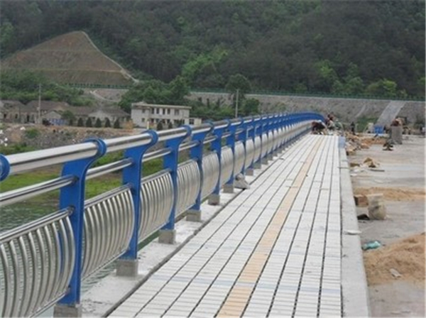 河东不锈钢桥梁护栏的特性及其在现代建筑中的应用